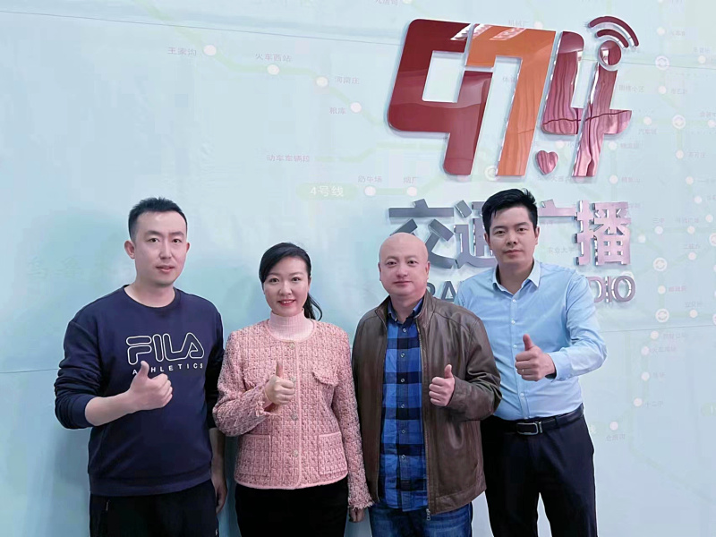 与杨泽辉一起参加今年3月5日雷锋日，974交通广播《第一公益》节目，讲述去年发生在我们身边的救人事迹。 (2).jpg