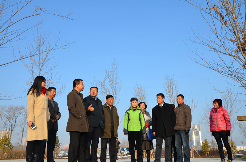 州政协、民盟、市政府联合培育重点提案，邀自治区专家“把脉”头屯河沿岸建设。2015年11月24日，应州民盟邀请，民盟中央委员、民盟新疆区委会专职副主委尤江斌带领中科院新疆生态地理研究所教授研究员李卫红等专家来昌调研头屯河建设，时任州政协副主委刘峰，昌吉市委常委、常务副市长庄玉庭，时任昌吉民盟主委贾国权陪同调研。.jpg