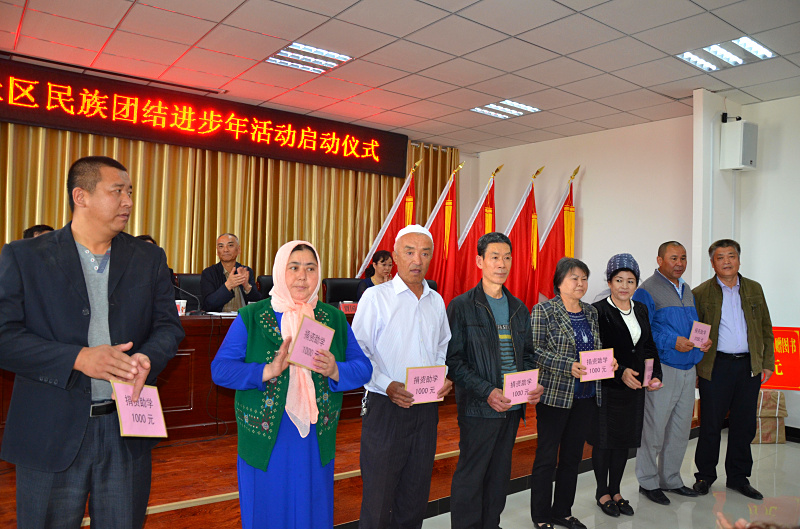贾国权代表民盟昌吉市委向奇台县三清宫社区小数民族困难家庭捐助助学金.jpg
