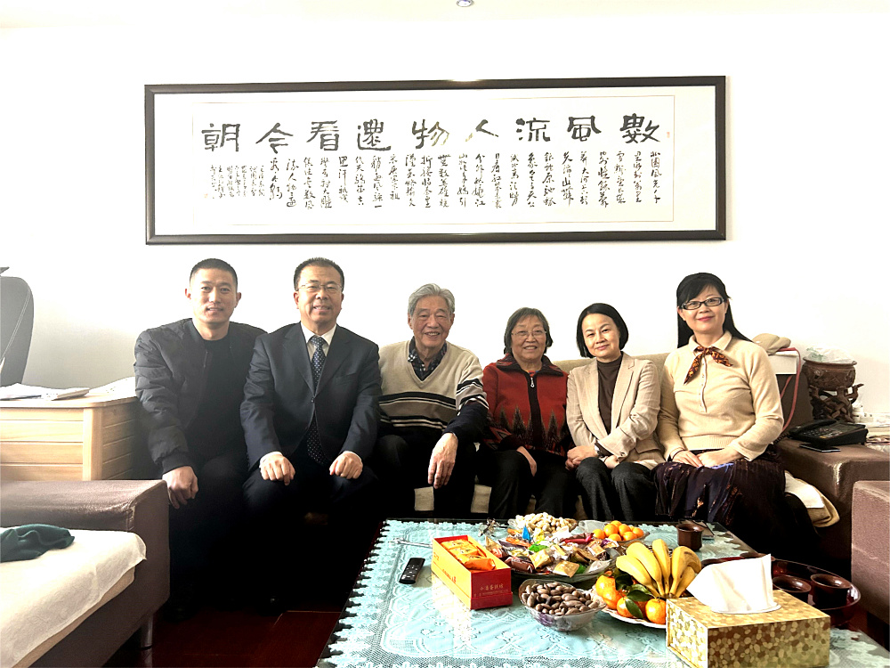 张慧主委一行节前慰问民盟新疆区委会老领导 (1).jpg