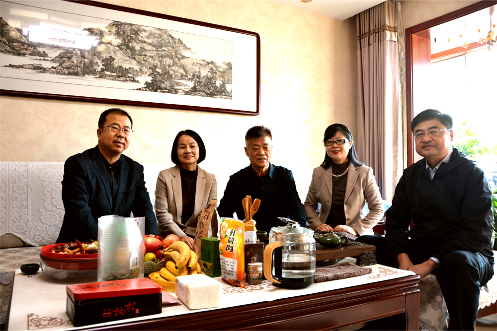 张慧主委一行节前慰问民盟新疆区委会老领导 (5).jpg