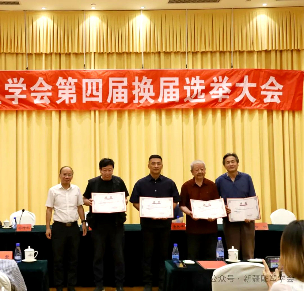 自治区文旅厅艺术处处长姚涛颁发会长任命书.jpg
