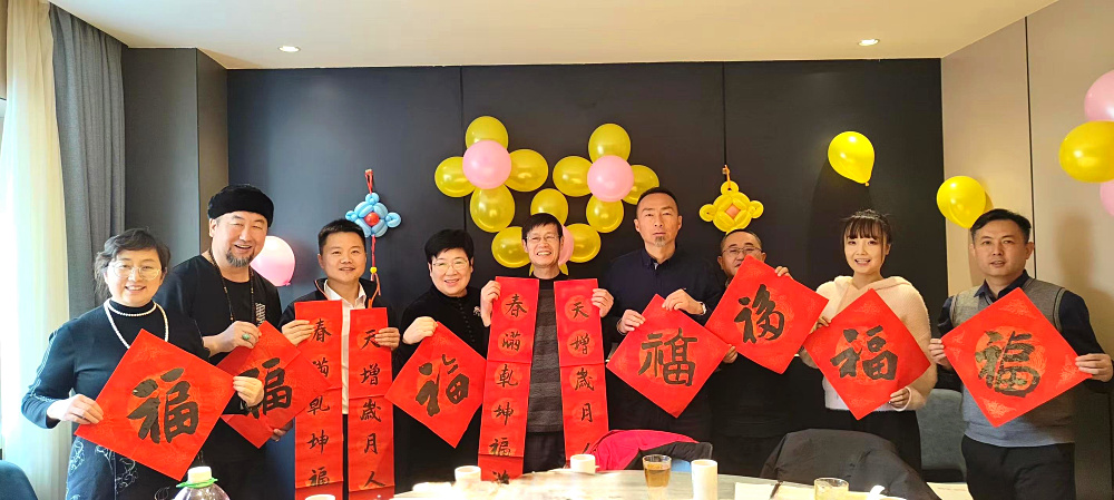民盟新疆铁路支部组织参观新疆矿产博物馆