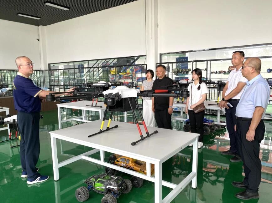 民盟新疆区委会经济法律金融工作委员会、青年工作委员会、煤炭支部联合组织盟员,赴新疆爱虎起点模型科技有限公司,开展“布局低空经济 产业创新未来”调研考察2.jpg 民盟新疆区委会经济法律金融工作委员会、青年工作委员会、煤炭支部联合组织盟员,赴新疆爱虎起点模型科技有限公司,开展“布局低空经济 产业创新未来”调研考察2.jpg