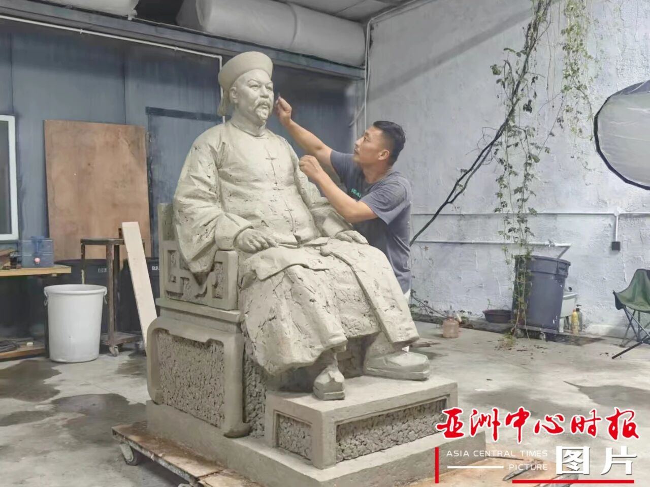 马昌民正在雕塑新作品.jpg 马昌民正在雕塑新作品.jpg